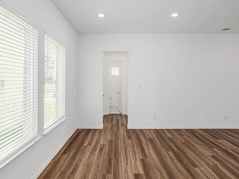 908 Utica Dr — Photo 9
