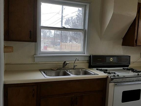 5th image of 110 W 3rd St