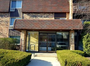 910 E Old Willow Rd APT 101, Prospect Heights, IL 60070