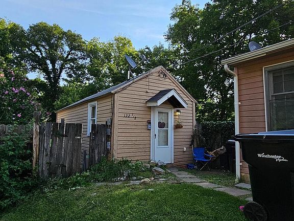3rd image of 120-122-122 W Leicester St