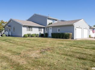 3124 Willowwood Dr, Bettendorf, IA