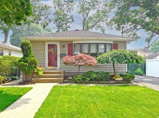 116 Suffolk Rd, Massapequa, NY 11758