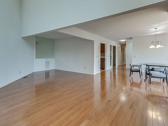 5th image of 1713 E Clark St
