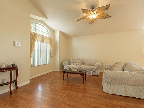 3rd image of 825 Avon Ct