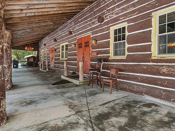 3rd image of 746 Howe Road