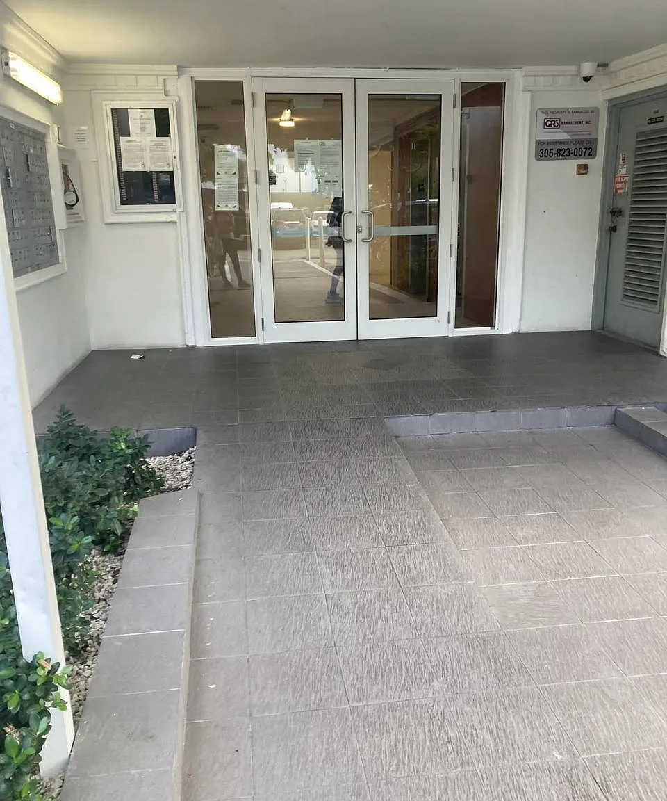 3 bed, $833 — Photo 1