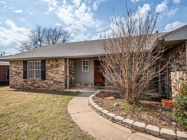 2111 Bellaire Dr, Moore, OK 73160