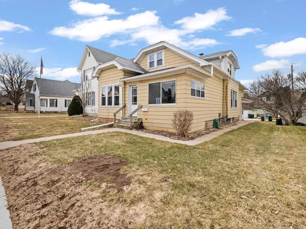 151 Edgewood LANE, West Bend, WI 53095