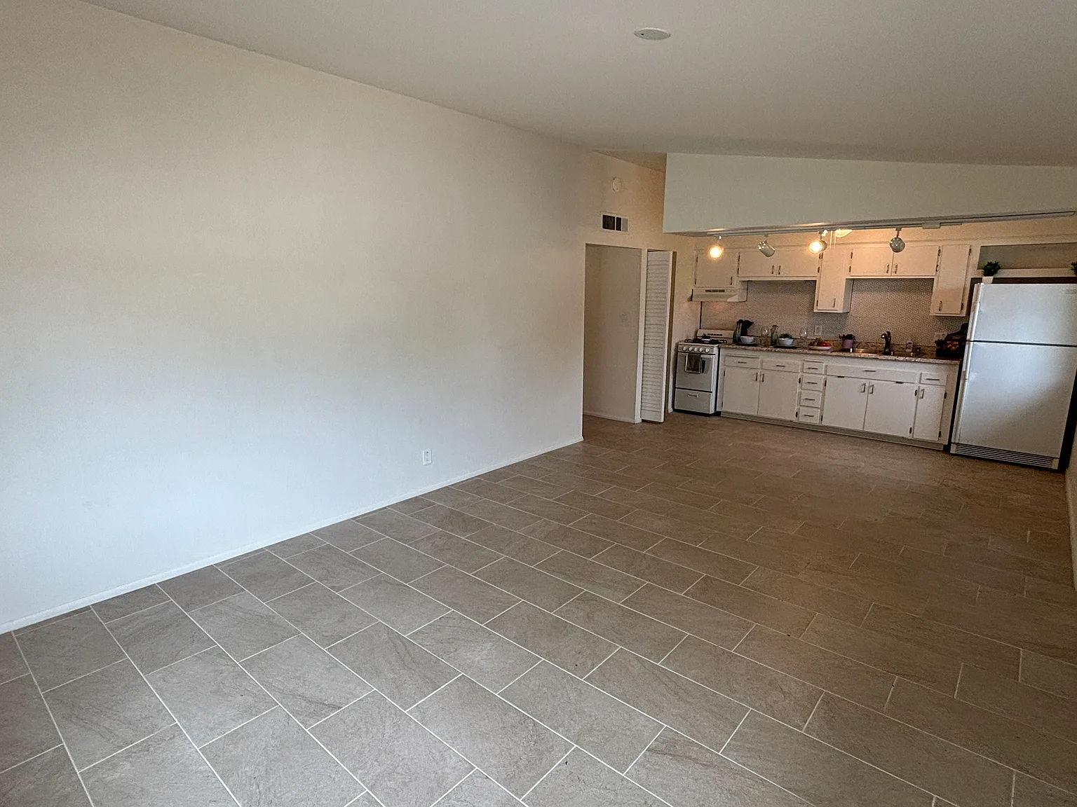 10606 W Oakmont DR, Sun City, AZ 85351 — Photo 4