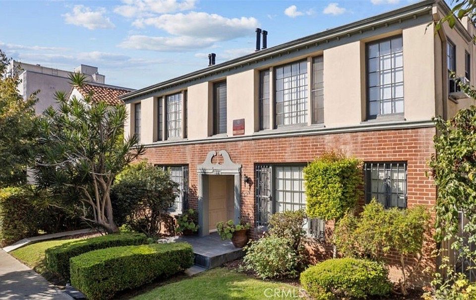 1st image of 209 S Reeves Dr