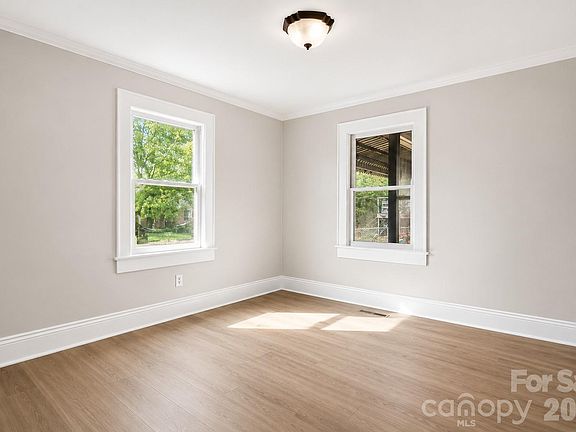 5th image of 204 22nd Ave NE