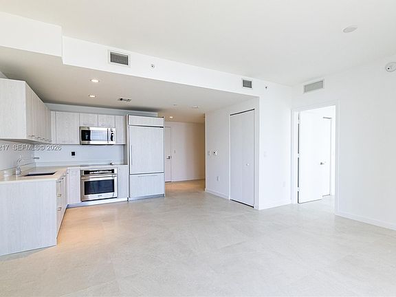 5th image of 45 SW 9th St APT 3302
