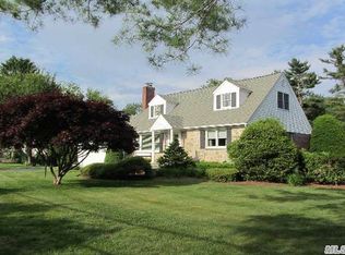 8 White Deer Ct, Huntington, NY 11743