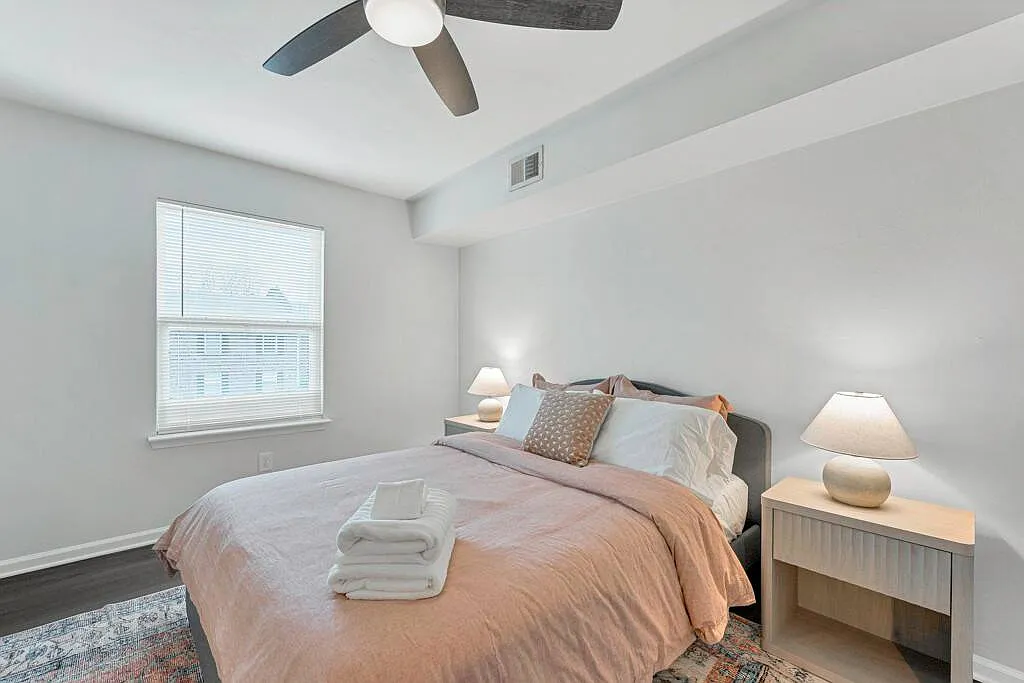 3 bed, 1085 sqft, $4,750 — Photo 1