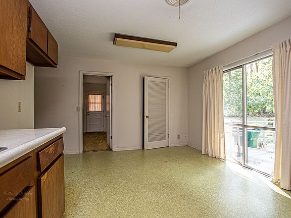 4th image of 300 Mimosa Dr