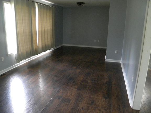 5th image of 253 Marilyn Dr