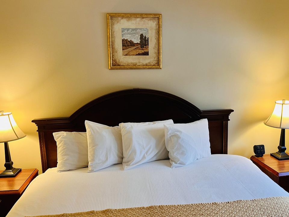1 bedroom with king bed