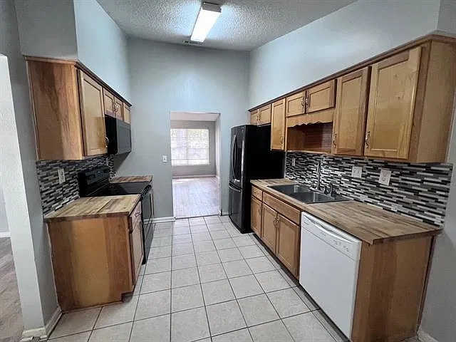 4 bed, 1629 sqft, $2,200 — Photo 4