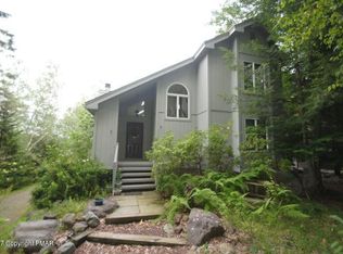 220 N Arrow Dr, Pocono Lake, PA 18347