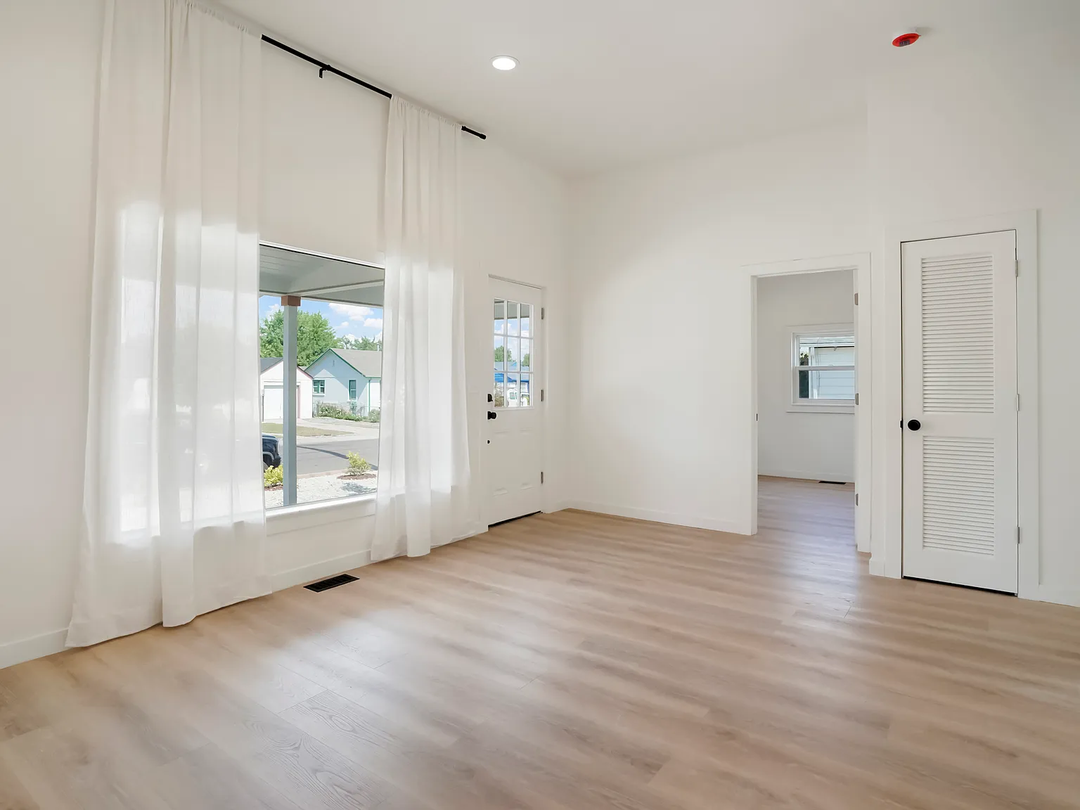 4 bed, 1200 sqft, $2,995 — Photo 3