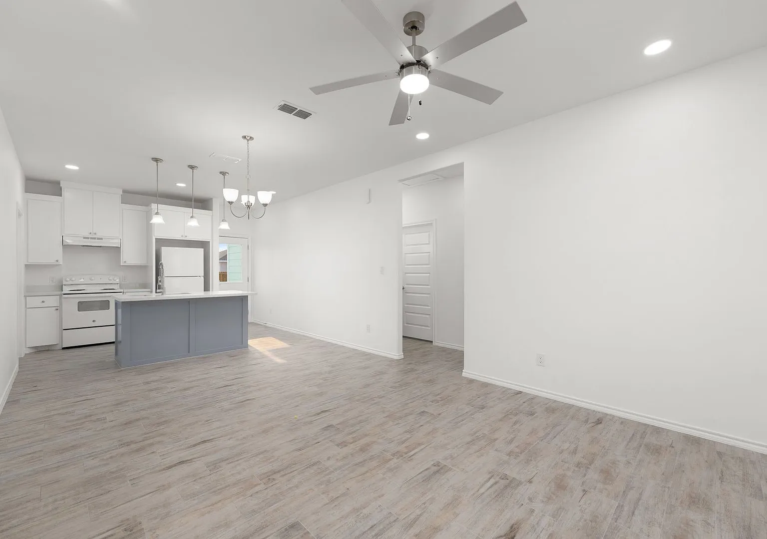 Movein Special! Get 1 Month Free With A 13month Lease! - 4bd Home In la Feria — Photo 3