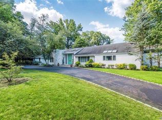 6 Tideway St, Great Neck, NY 11024