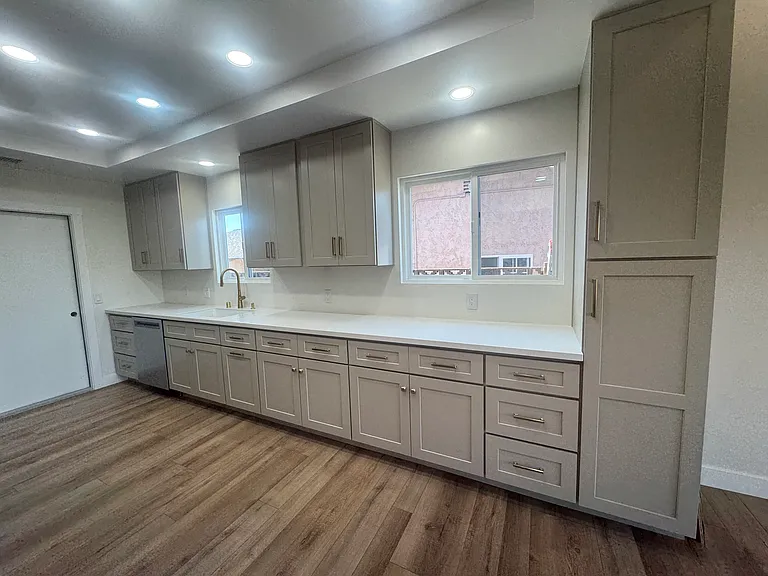 8 N Madrid Ave — Photo 5