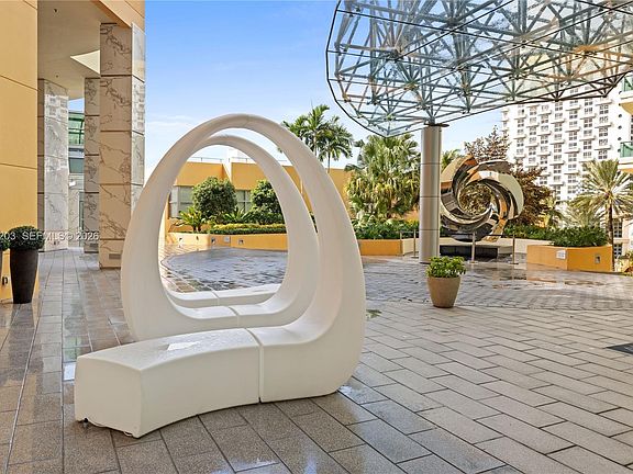 4th image of 1455 Ocean Dr APT 1009