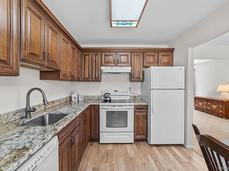 164 Carriage Ct #B — Photo 17