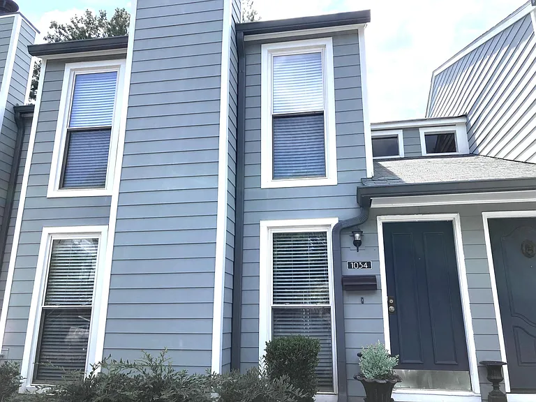 1034 Riverbend Club Dr SE — Photo 1