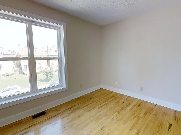 1379 Indianola Ave — Photo 6