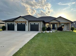 1371 9th Ave SE, Sioux Center, IA 51250