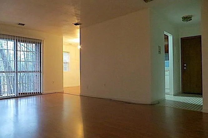 Leaving room looking in to dinning and kitchen