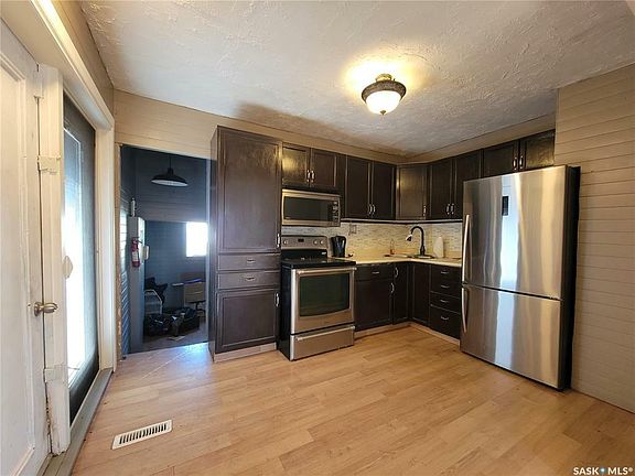 3rd image of 208 1st St W