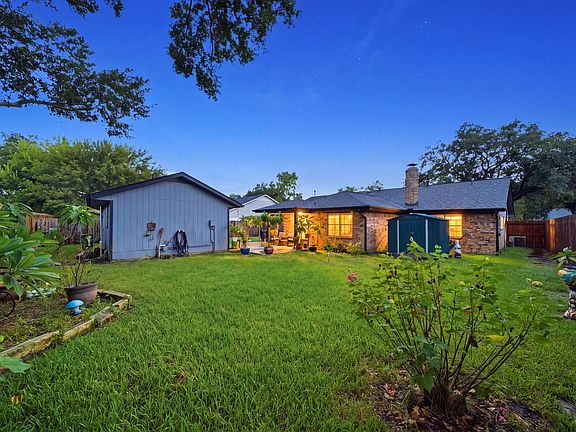 2nd image of 1814 Crooked Creek Ln