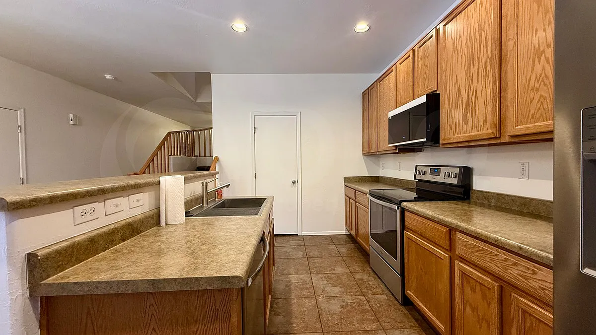 4 bed, 2.5 bath, 1892 sqft, $2,399 — Photo 2
