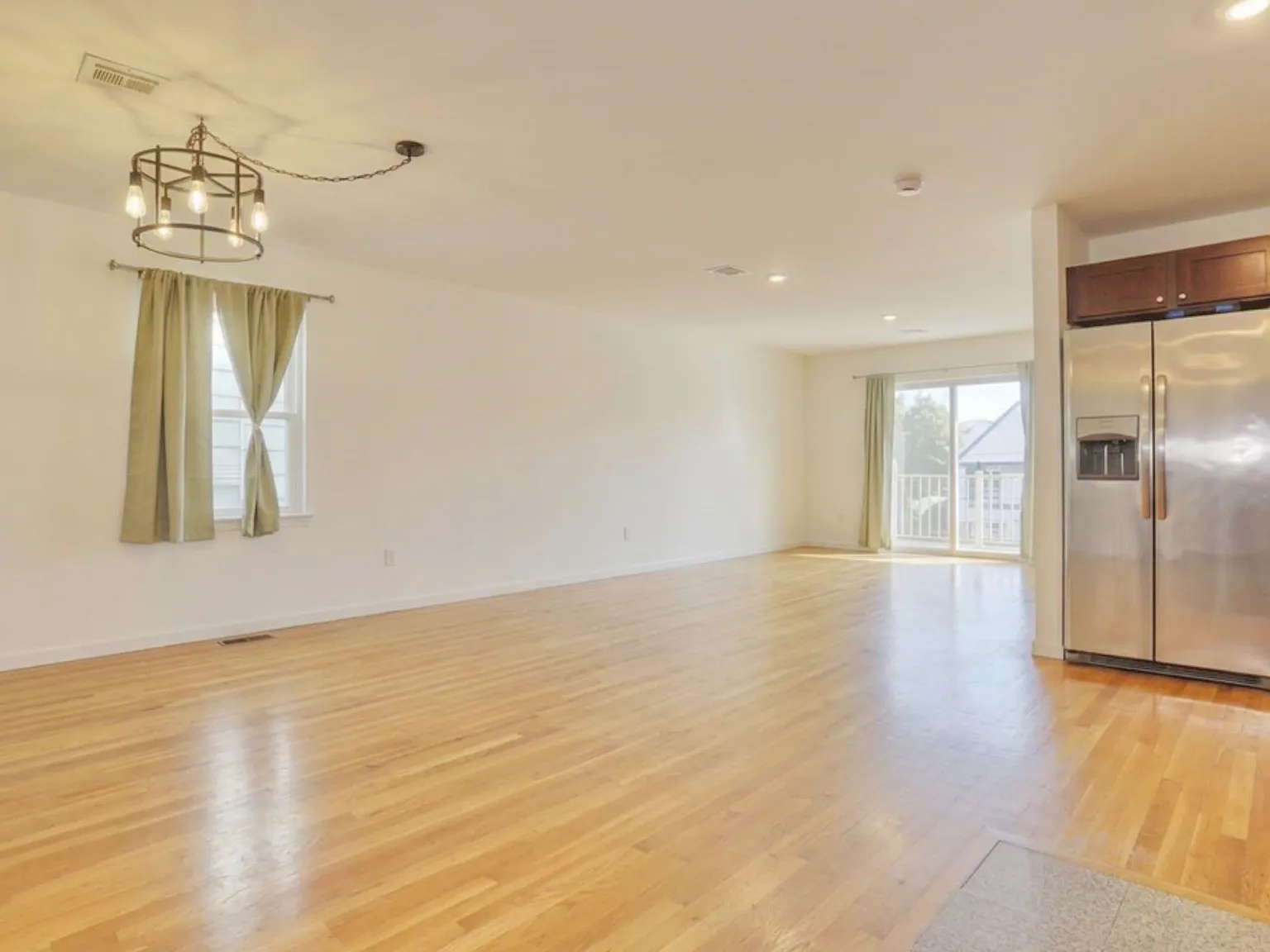 3 bed, 2.0 bath, 1200 sqft, $2,500 — Photo 3