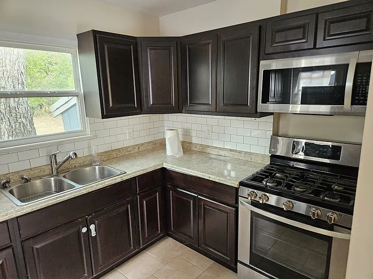 4021 Adrian Dr — Photo 8