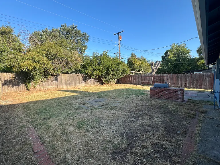 2129 Winafred St — Photo 10