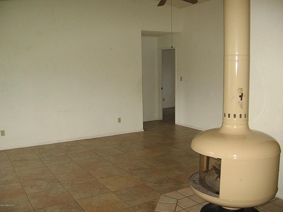 4th image of 2555 Canyon Crest St