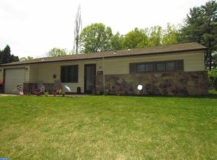 75 Tall Pine Ln, Levittown, PA