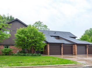 9 Creekside Cir APT A, Elgin, IL 60123