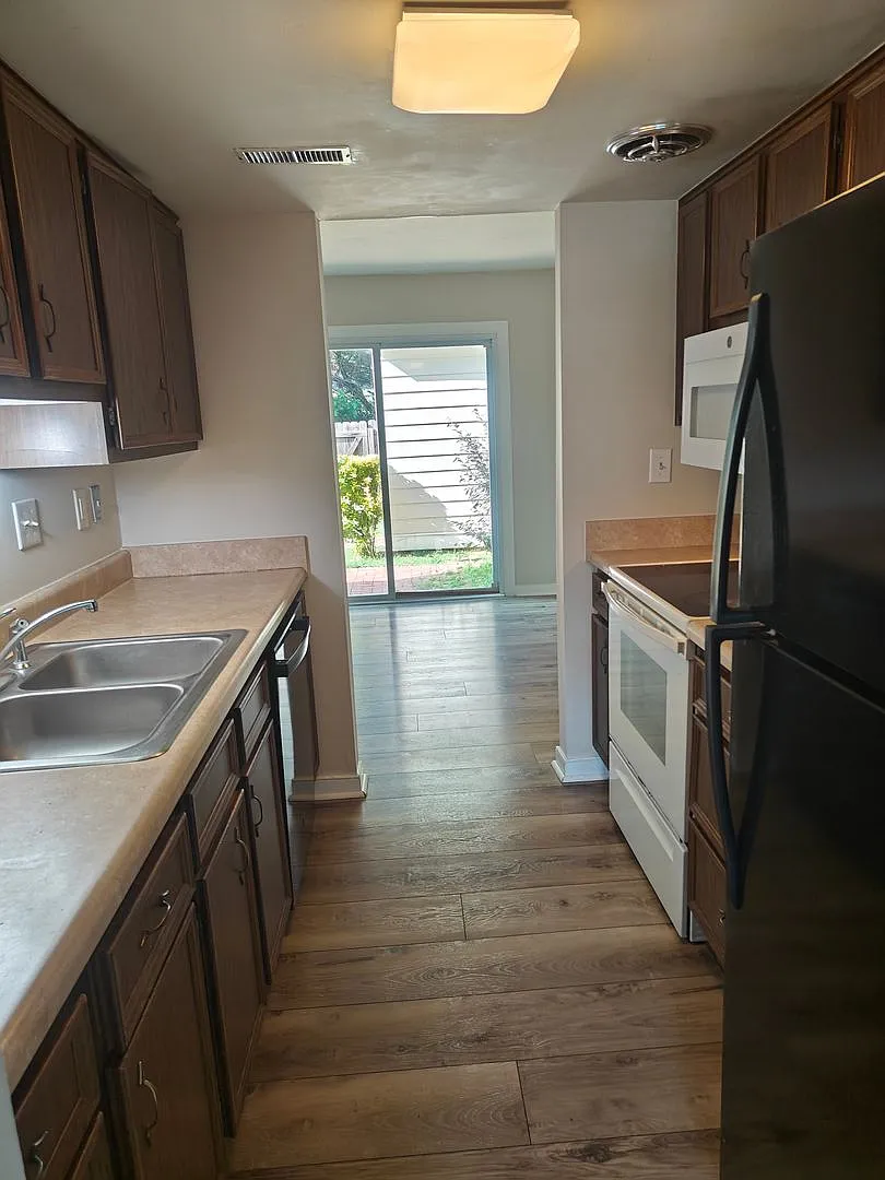 3 bedroom townhome — Photo 4