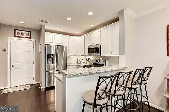3 bed, 2.5 bath, 1716 sqft, $3,049 — Photo 3