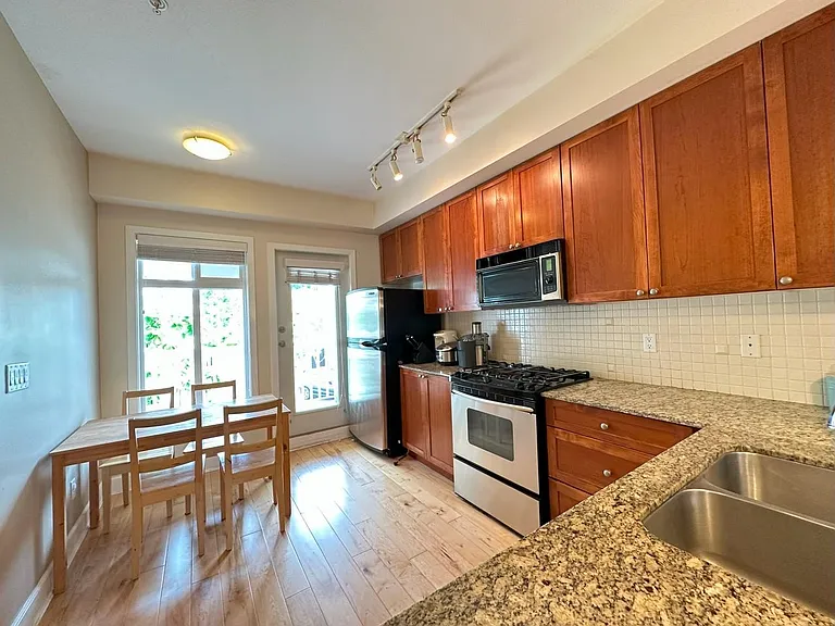 4388 Bayview St — Photo 6