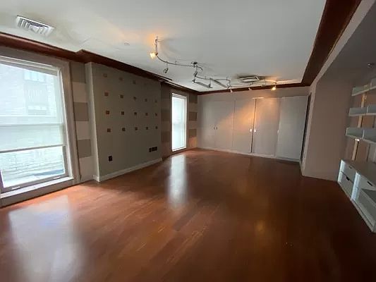 3rd image of 55 Wall St APT 950