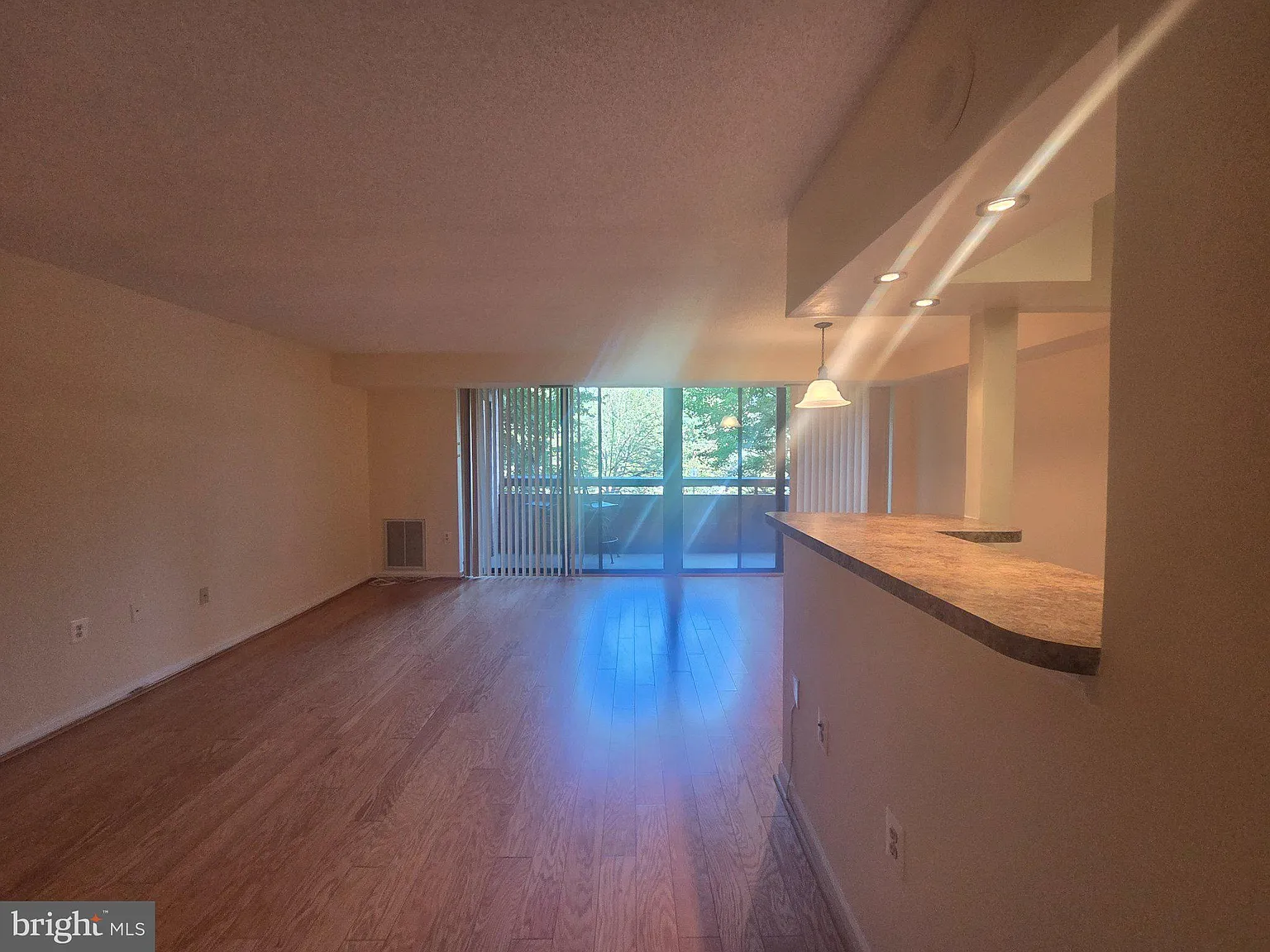 2 bed, 2.0 bath, 1049 sqft, $2,500 — Photo 3