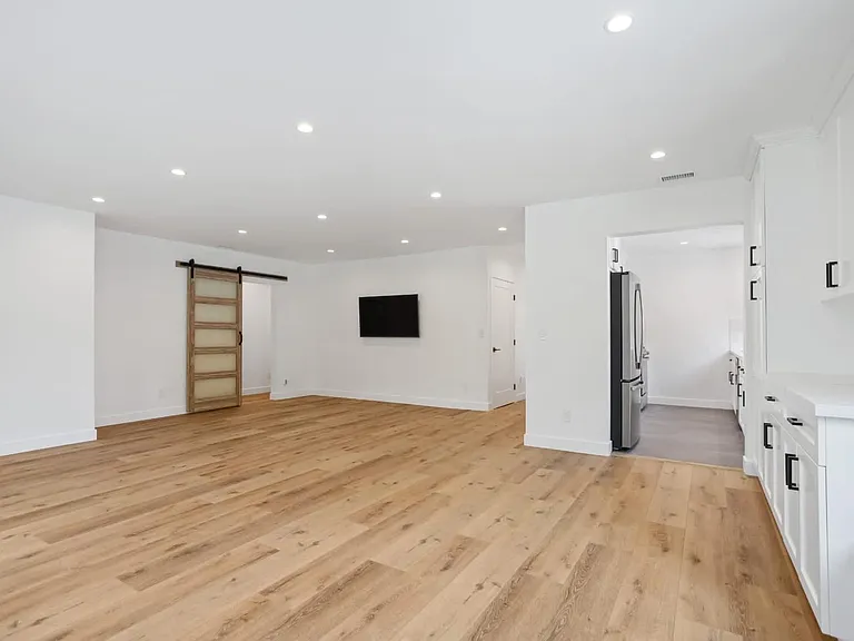 6942 Wystone Ave — Photo 7