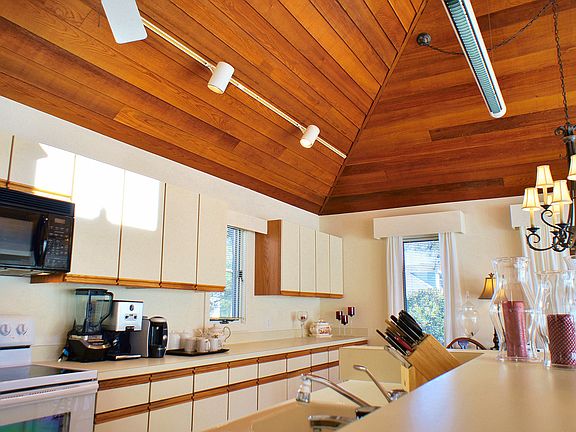  Kitchen Storage & Counters