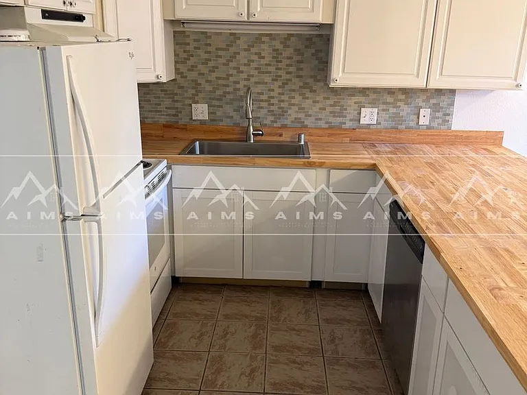 1435 Denali St — Photo 9